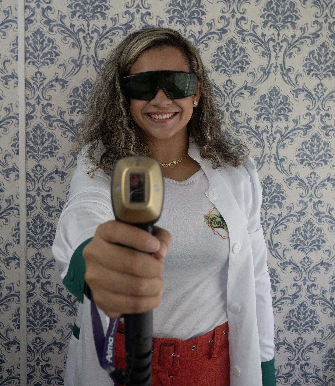 Profissional da Conceito V realizando atendimento de depilação a laser